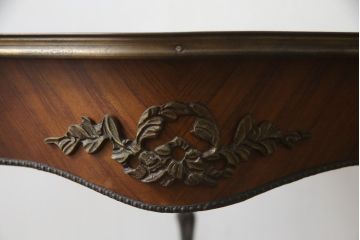 ヨーロッパビンテージ　高級品!!　マホガニー材　真鍮金具の凝ったデザインが空間のアクセントになるサイドテーブル(コーヒーテーブル、カフェテーブル、飾り台、花台、ヴィンテージ)(R-068951)