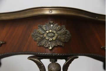 ヨーロッパビンテージ　高級品!!　マホガニー材　真鍮金具の凝ったデザインが空間のアクセントになるサイドテーブル(コーヒーテーブル、カフェテーブル、飾り台、花台、ヴィンテージ)(R-068951)