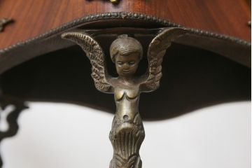 ヨーロッパビンテージ　高級品!!　マホガニー材　真鍮金具の凝ったデザインが空間のアクセントになるサイドテーブル(コーヒーテーブル、カフェテーブル、飾り台、花台、ヴィンテージ)(R-068951)