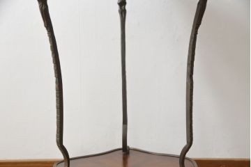 ヨーロッパビンテージ　高級品!!　マホガニー材　真鍮金具の凝ったデザインが空間のアクセントになるサイドテーブル(コーヒーテーブル、カフェテーブル、飾り台、花台、ヴィンテージ)(R-068951)