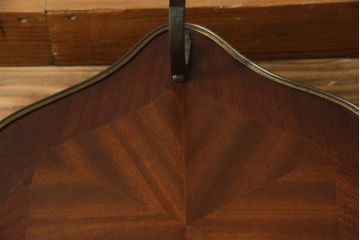 ヨーロッパビンテージ　高級品!!　マホガニー材　真鍮金具の凝ったデザインが空間のアクセントになるサイドテーブル(コーヒーテーブル、カフェテーブル、飾り台、花台、ヴィンテージ)(R-068951)