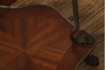 ヨーロッパビンテージ　高級品!!　マホガニー材　真鍮金具の凝ったデザインが空間のアクセントになるサイドテーブル(コーヒーテーブル、カフェテーブル、飾り台、花台、ヴィンテージ)(R-068951)