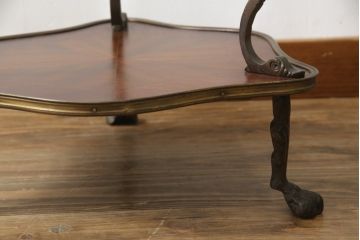 ヨーロッパビンテージ　高級品!!　マホガニー材　真鍮金具の凝ったデザインが空間のアクセントになるサイドテーブル(コーヒーテーブル、カフェテーブル、飾り台、花台、ヴィンテージ)(R-068951)
