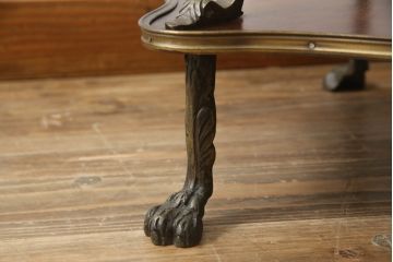 ヨーロッパビンテージ　高級品!!　マホガニー材　真鍮金具の凝ったデザインが空間のアクセントになるサイドテーブル(コーヒーテーブル、カフェテーブル、飾り台、花台、ヴィンテージ)(R-068951)