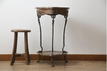 ヨーロッパビンテージ　高級品!!　マホガニー材　真鍮金具の凝ったデザインが空間のアクセントになるサイドテーブル(コーヒーテーブル、カフェテーブル、飾り台、花台、ヴィンテージ)(R-068951)