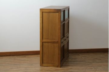 和製ビンテージ　昭和レトロ　可愛いデザインが魅力の小振りな食器棚(収納棚、戸棚、キャビネット、ヴィンテージ)(R-068953)