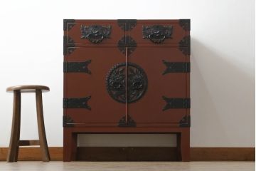 中古　欅産業　漆塗り　朱塗り　脚付きリメイク　黒い金具とのコントラストが美しい仙台箪笥(小箪笥、引き出し、収納箪笥)(定価約80万円)(R-068956)