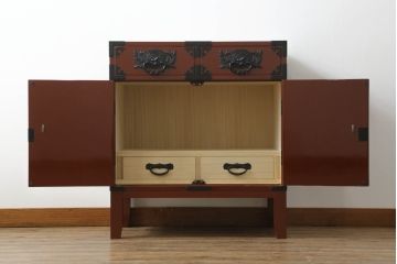 中古　欅産業　漆塗り　朱塗り　脚付きリメイク　黒い金具とのコントラストが美しい仙台箪笥(小箪笥、引き出し、収納箪笥)(定価約80万円)(R-068956)
