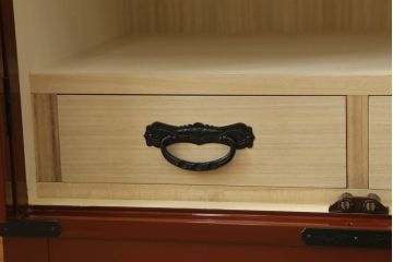 中古　欅産業　漆塗り　朱塗り　脚付きリメイク　黒い金具とのコントラストが美しい仙台箪笥(小箪笥、引き出し、収納箪笥)(定価約80万円)(R-068956)