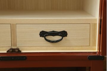 中古　欅産業　漆塗り　朱塗り　脚付きリメイク　黒い金具とのコントラストが美しい仙台箪笥(小箪笥、引き出し、収納箪笥)(定価約80万円)(R-068956)