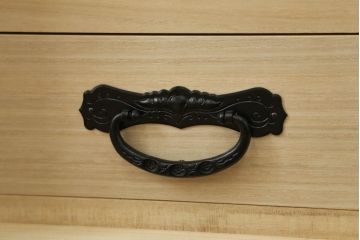 中古　欅産業　漆塗り　朱塗り　脚付きリメイク　黒い金具とのコントラストが美しい仙台箪笥(小箪笥、引き出し、収納箪笥)(定価約80万円)(R-068956)