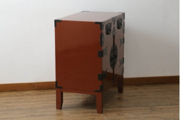 中古　欅産業　漆塗り　朱塗り　脚付きリメイク　黒い金具とのコントラストが美しい仙台箪笥(小箪笥、引き出し、収納箪笥)(定価約80万円)(R-068956)