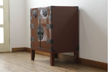 中古　欅産業　漆塗り　朱塗り　脚付きリメイク　黒い金具とのコントラストが美しい仙台箪笥(小箪笥、引き出し、収納箪笥)(定価約80万円)(R-068956)