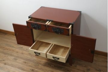 中古　欅産業　漆塗り　朱塗り　脚付きリメイク　黒い金具とのコントラストが美しい仙台箪笥(小箪笥、引き出し、収納箪笥)(定価約80万円)(R-068956)