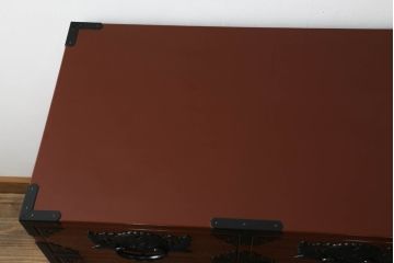 中古　欅産業　漆塗り　朱塗り　脚付きリメイク　黒い金具とのコントラストが美しい仙台箪笥(小箪笥、引き出し、収納箪笥)(定価約80万円)(R-068956)