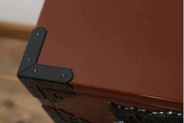中古　欅産業　漆塗り　朱塗り　脚付きリメイク　黒い金具とのコントラストが美しい仙台箪笥(小箪笥、引き出し、収納箪笥)(定価約80万円)(R-068956)
