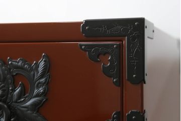 中古　欅産業　漆塗り　朱塗り　脚付きリメイク　黒い金具とのコントラストが美しい仙台箪笥(小箪笥、引き出し、収納箪笥)(定価約80万円)(R-068956)