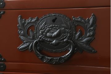 中古　欅産業　漆塗り　朱塗り　脚付きリメイク　黒い金具とのコントラストが美しい仙台箪笥(小箪笥、引き出し、収納箪笥)(定価約80万円)(R-068956)