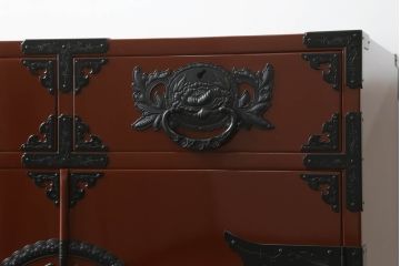 中古　欅産業　漆塗り　朱塗り　脚付きリメイク　黒い金具とのコントラストが美しい仙台箪笥(小箪笥、引き出し、収納箪笥)(定価約80万円)(R-068956)