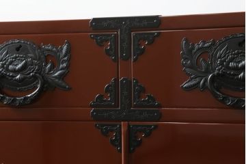 中古　欅産業　漆塗り　朱塗り　脚付きリメイク　黒い金具とのコントラストが美しい仙台箪笥(小箪笥、引き出し、収納箪笥)(定価約80万円)(R-068956)