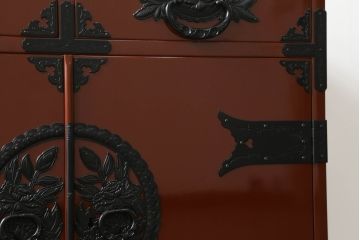 中古　欅産業　漆塗り　朱塗り　脚付きリメイク　黒い金具とのコントラストが美しい仙台箪笥(小箪笥、引き出し、収納箪笥)(定価約80万円)(R-068956)
