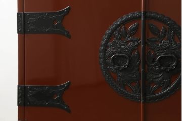 中古　欅産業　漆塗り　朱塗り　脚付きリメイク　黒い金具とのコントラストが美しい仙台箪笥(小箪笥、引き出し、収納箪笥)(定価約80万円)(R-068956)