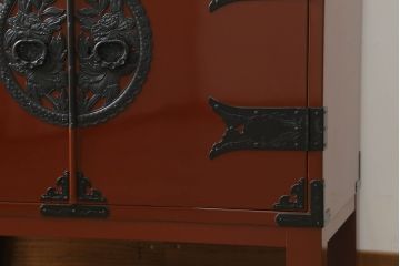 中古　欅産業　漆塗り　朱塗り　脚付きリメイク　黒い金具とのコントラストが美しい仙台箪笥(小箪笥、引き出し、収納箪笥)(定価約80万円)(R-068956)