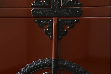中古　欅産業　漆塗り　朱塗り　脚付きリメイク　黒い金具とのコントラストが美しい仙台箪笥(小箪笥、引き出し、収納箪笥)(定価約80万円)(R-068956)