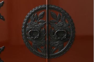 中古　欅産業　漆塗り　朱塗り　脚付きリメイク　黒い金具とのコントラストが美しい仙台箪笥(小箪笥、引き出し、収納箪笥)(定価約80万円)(R-068956)