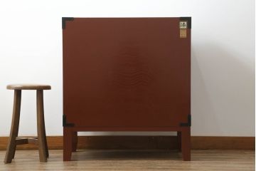 中古　欅産業　漆塗り　朱塗り　脚付きリメイク　黒い金具とのコントラストが美しい仙台箪笥(小箪笥、引き出し、収納箪笥)(定価約80万円)(R-068956)