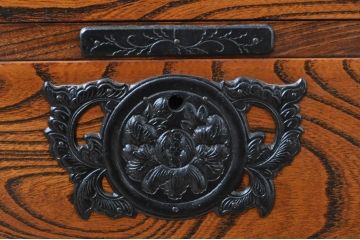 中古　岩谷堂箪笥　はっきりとした杢目と存在感のある金具が美しい衣装箪笥(引き出し、収納たんす、整理箪笥、和タンス、サイドチェスト、サイドボード)(R-068957)