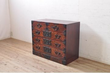 中古　岩谷堂箪笥　台輪付き　重厚かつ上品な佇まいの衣装箪笥(ローチェスト、ローボード、サイドボード、リビングボード、引き出し、和タンス、収納たんす)(R-068960)