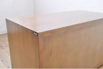 中古　カリモク　domani(ドマーニ)　Morganton(モーガントン)　希少なライトコニャック色　ゴールドの引手が高級感を演出するドロワーチェスト(引き出し、サイドチェスト)(R-068964)