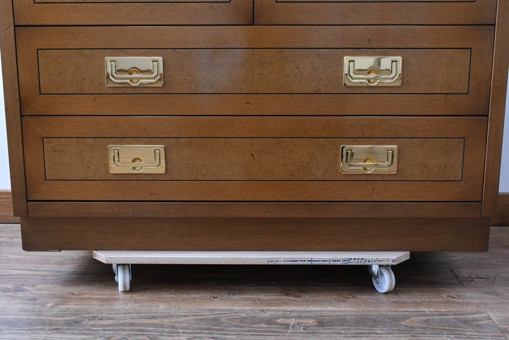 中古　カリモク　domani(ドマーニ)　Morganton(モーガントン)　希少なライトコニャック色　ゴールドの引手が高級感を演出するドロワーチェスト　(R-068964)