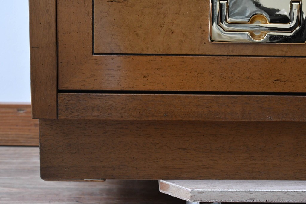 中古　カリモク　domani(ドマーニ)　Morganton(モーガントン)　希少なライトコニャック色　ゴールドの引手が高級感を演出するドロワーチェスト　(R-068964)