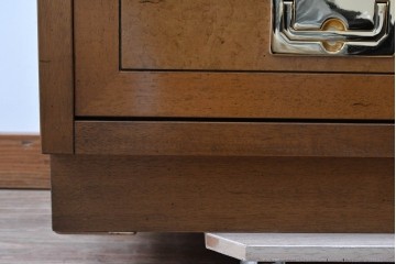 中古　カリモク　domani(ドマーニ)　Morganton(モーガントン)　希少なライトコニャック色　ゴールドの引手が高級感を演出するドロワーチェスト　(R-068964)