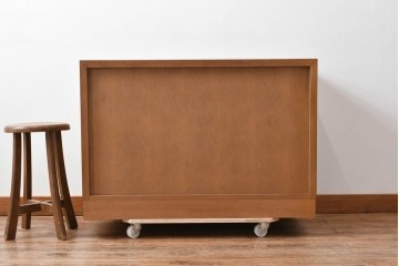 中古　カリモク　domani(ドマーニ)　Morganton(モーガントン)　希少なライトコニャック色　ゴールドの引手が高級感を演出するドロワーチェスト　(R-068964)