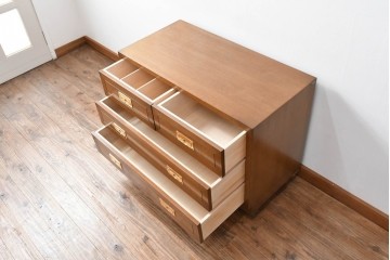 中古　カリモク　domani(ドマーニ)　Morganton(モーガントン)　希少なライトコニャック色　ゴールドの引手が高級感を演出するドロワーチェスト　(R-068964)