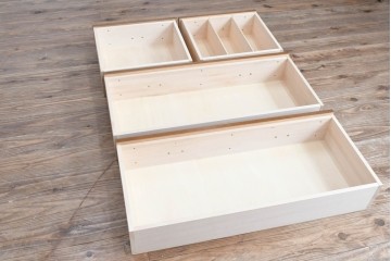 中古　カリモク　domani(ドマーニ)　Morganton(モーガントン)　希少なライトコニャック色　ゴールドの引手が高級感を演出するドロワーチェスト　(R-068964)