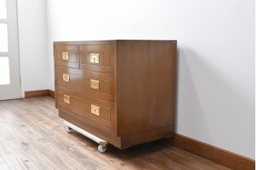 中古　カリモク　domani(ドマーニ)　Morganton(モーガントン)　希少なライトコニャック色　ゴールドの引手が高級感を演出するドロワーチェスト　(R-068964)