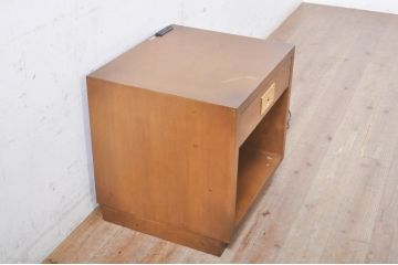 中古　カリモク　domani(ドマーニ)　Morganton(モーガントン)　ゴールドの引手が高級感を演出するナイトテーブル(エンドテーブル、サイドテーブル、花台、飾り台)(R-068965)