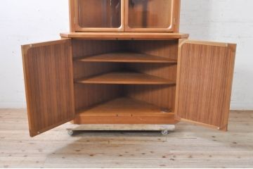 和製ビンテージ　日田工芸　チーク材　お部屋の隅をお洒落に活用できるモダンなコーナーキャビネット(収納棚、戸棚、飾り棚、ヴィンテージ)(R-068966)