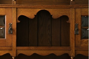 イギリスアンティーク　オーク材　立体的なガラスが魅力的なカップボード　(R-068972)