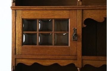 イギリスアンティーク　オーク材　立体的なガラスが魅力的なカップボード　(R-068972)