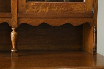 イギリスアンティーク　オーク材　立体的なガラスが魅力的なカップボード　(R-068972)