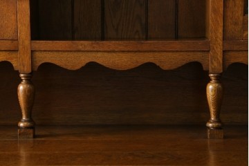 イギリスアンティーク　オーク材　立体的なガラスが魅力的なカップボード　(R-068972)