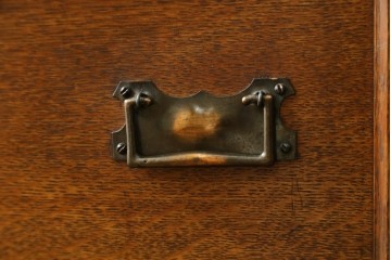 イギリスアンティーク　オーク材　立体的なガラスが魅力的なカップボード　(R-068972)