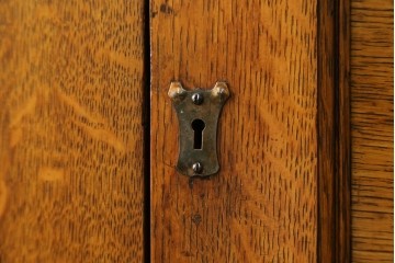 イギリスアンティーク　オーク材　立体的なガラスが魅力的なカップボード　(R-068972)