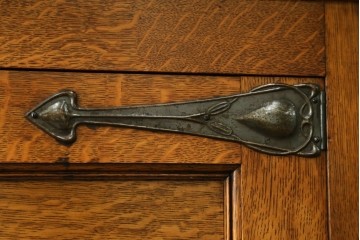 イギリスアンティーク　オーク材　立体的なガラスが魅力的なカップボード　(R-068972)