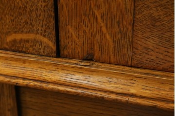 イギリスアンティーク　オーク材　立体的なガラスが魅力的なカップボード　(R-068972)